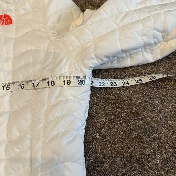 The North Face Women's White Jacket large puffer zip closure & pockets - Picture 14 of 15